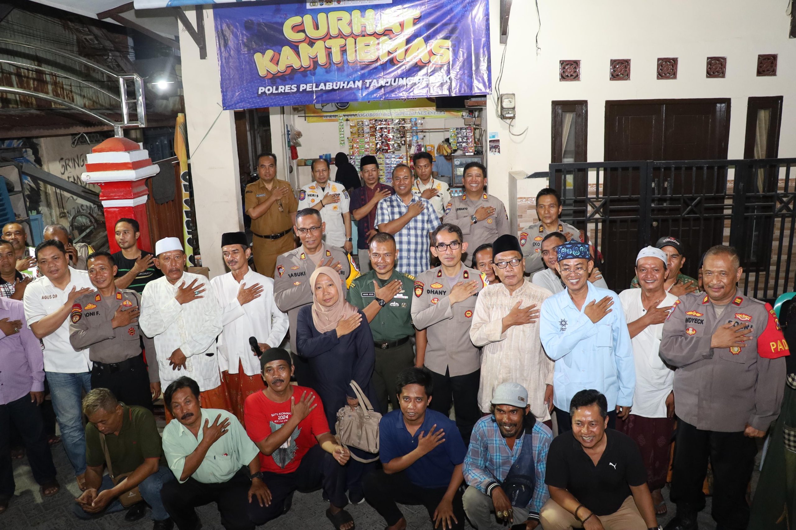 Polres Tanjungperak Gelar Cangkrukan Kamtibmas Ajak Warga Jaga Kondusifitas Jelang Pilkada 2024