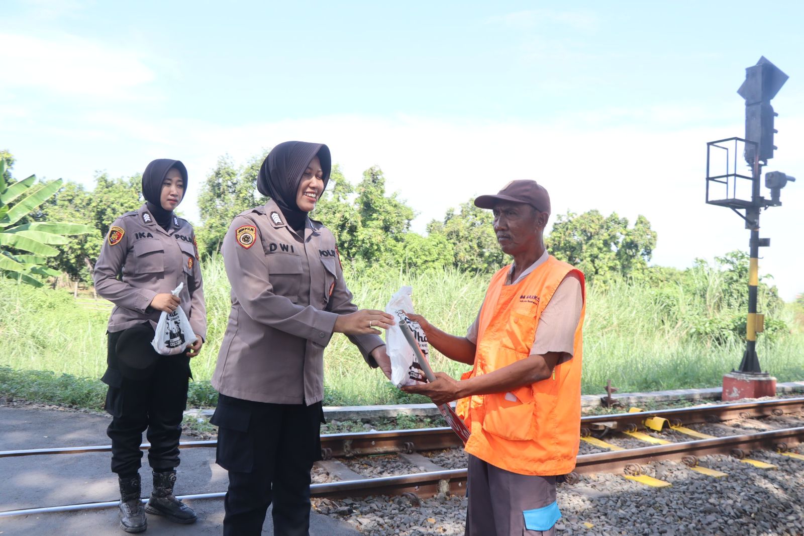 Rayakan Idul Adha, Polwan Polres Pasuruan Berbagi Daging Hewan Kurban untuk Penjaga Perlintasan Kereta*
