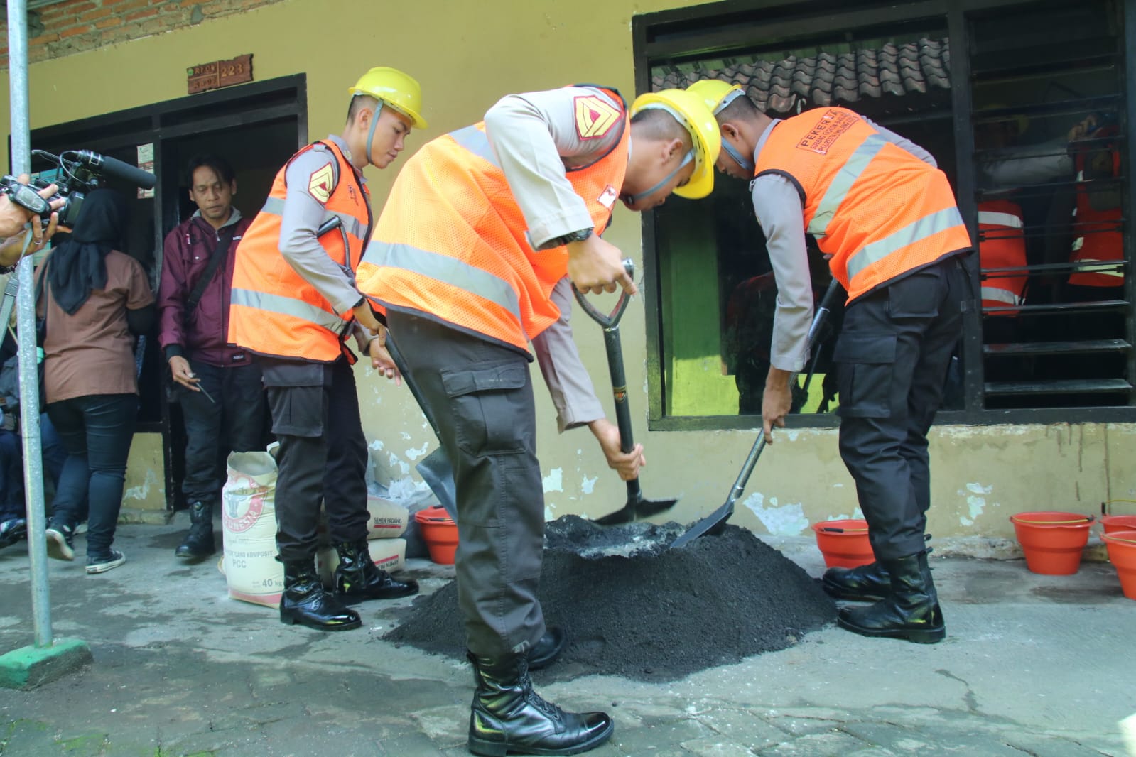 Kado Hari Bhayangkara ke-78, Polresta Malang Kota Bersama Taruna Akpol Bedah Dua Rumah Warga