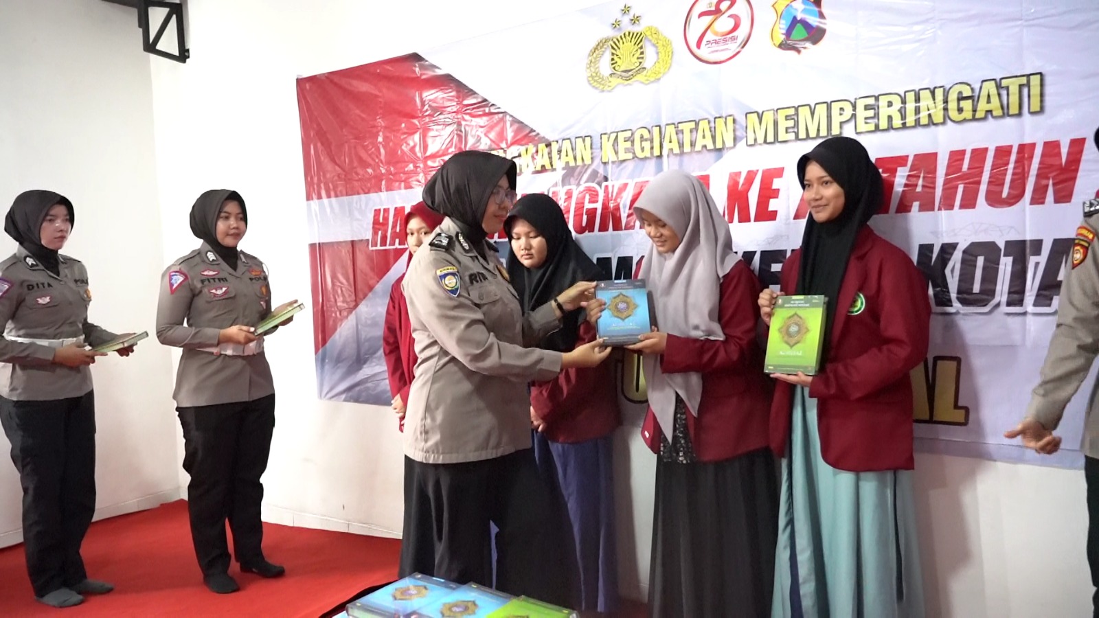 Polwan Polres Mojokerto Kota Dukung Pendidikan Anak Bangsa, Puluhan Al – Quran Dibagikan