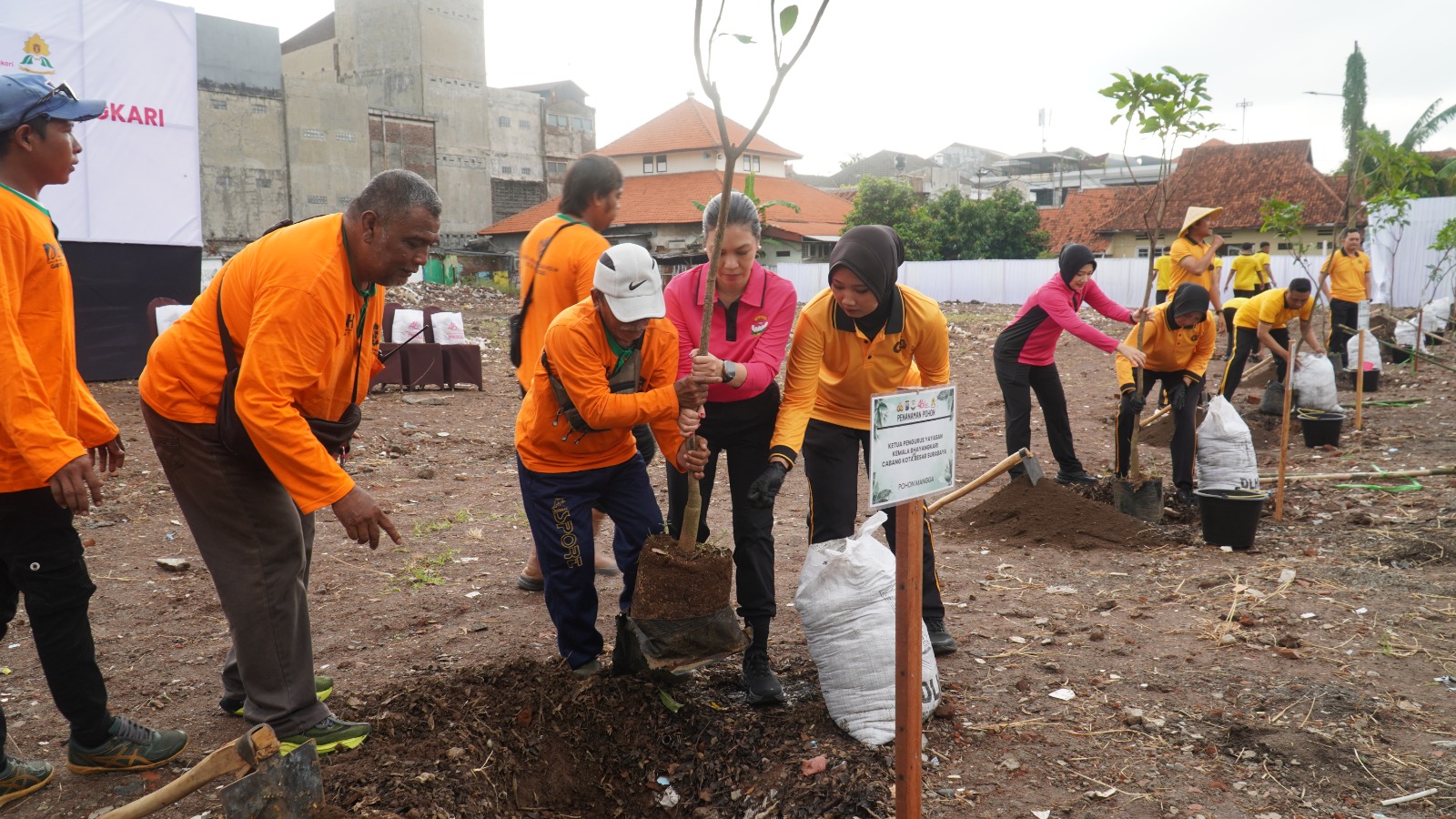 Bhayangkari Polrestabes Surabaya Hijaukan Lingkungan Asrama Polisi Koblen