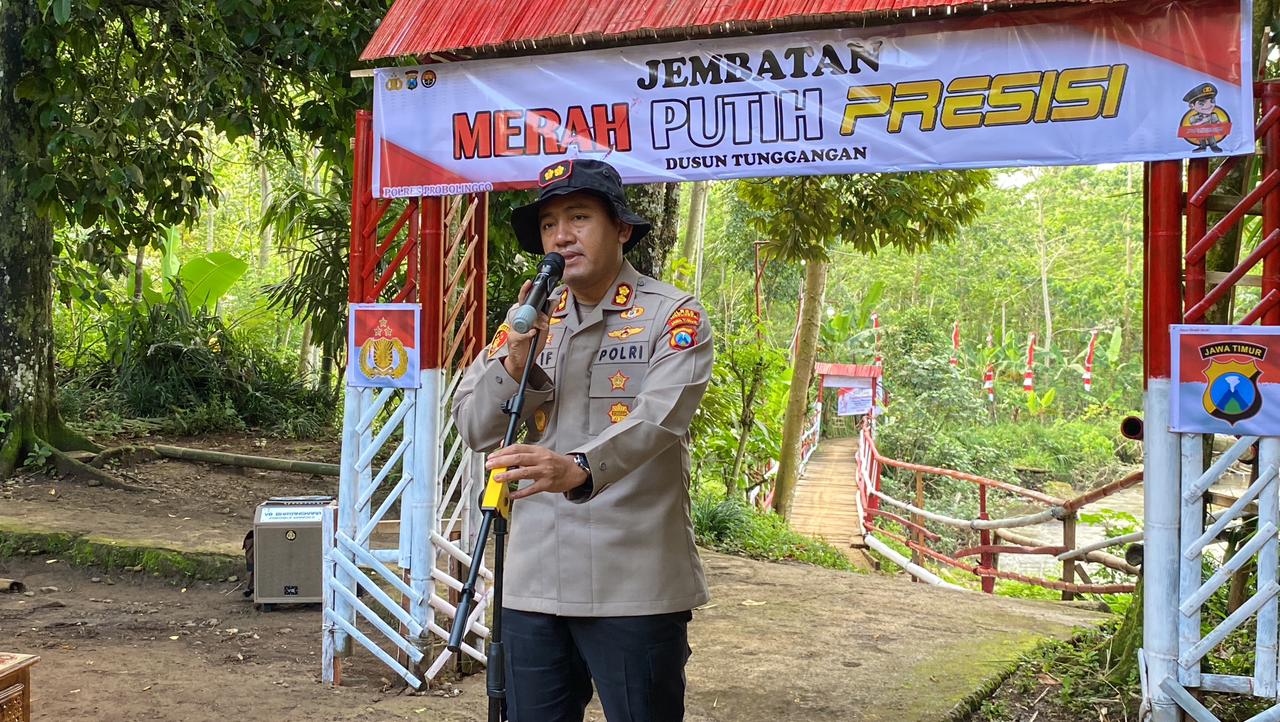 Polres Probolinggo Bangun Jembatan Merah Putih Presisi, Akses Warga Tiris – Andungsari Kembali Terhubung