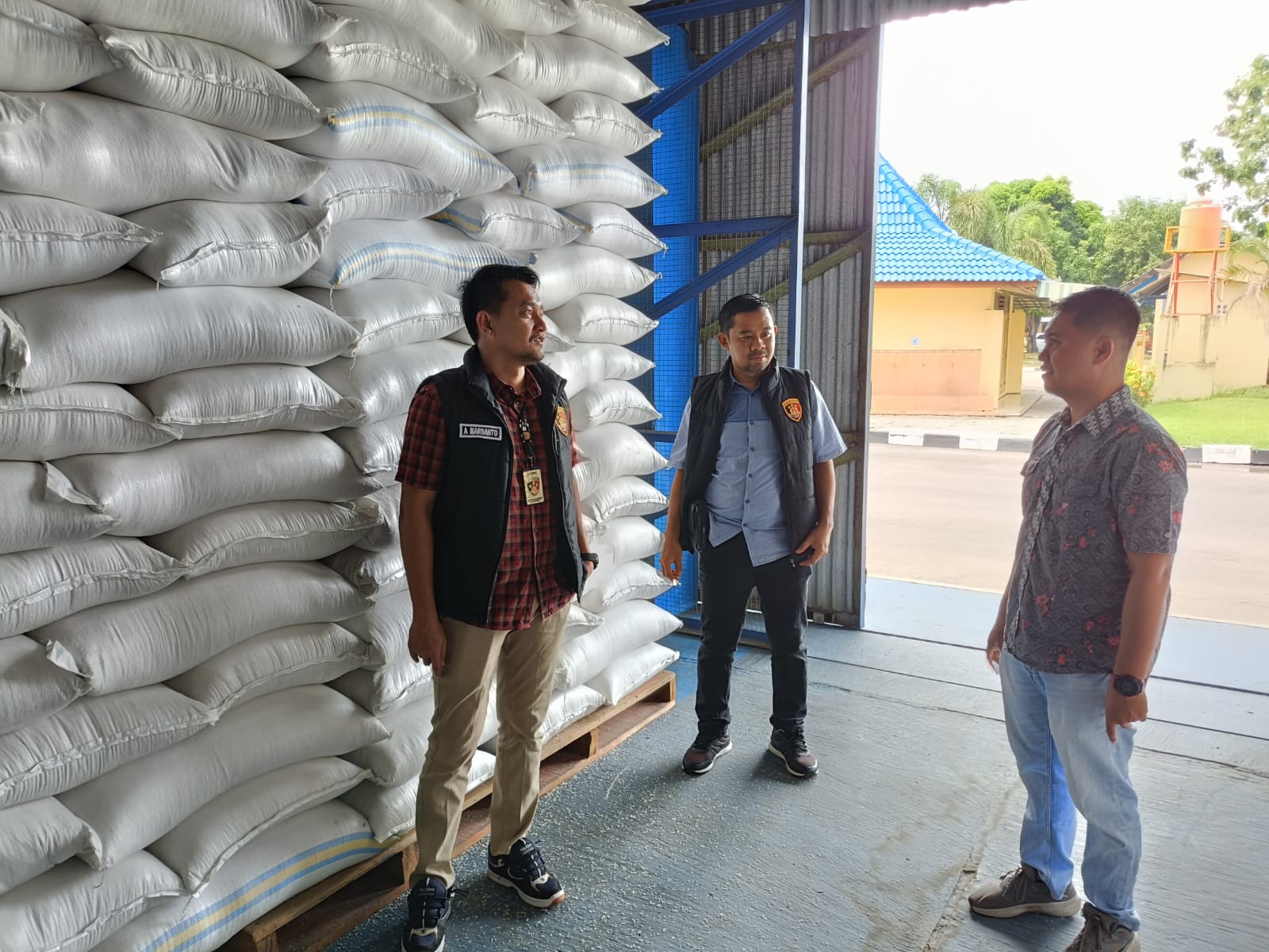 Satgas Pangan Polres Ngawi Cek Gudang Bulog Pastikan Stok Beras dan Jagung Aman